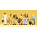 （HO）スーツケースやカートを持つ旅行者