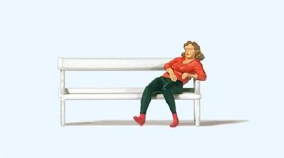 (HO)公園のベンチでくつろぐ女性