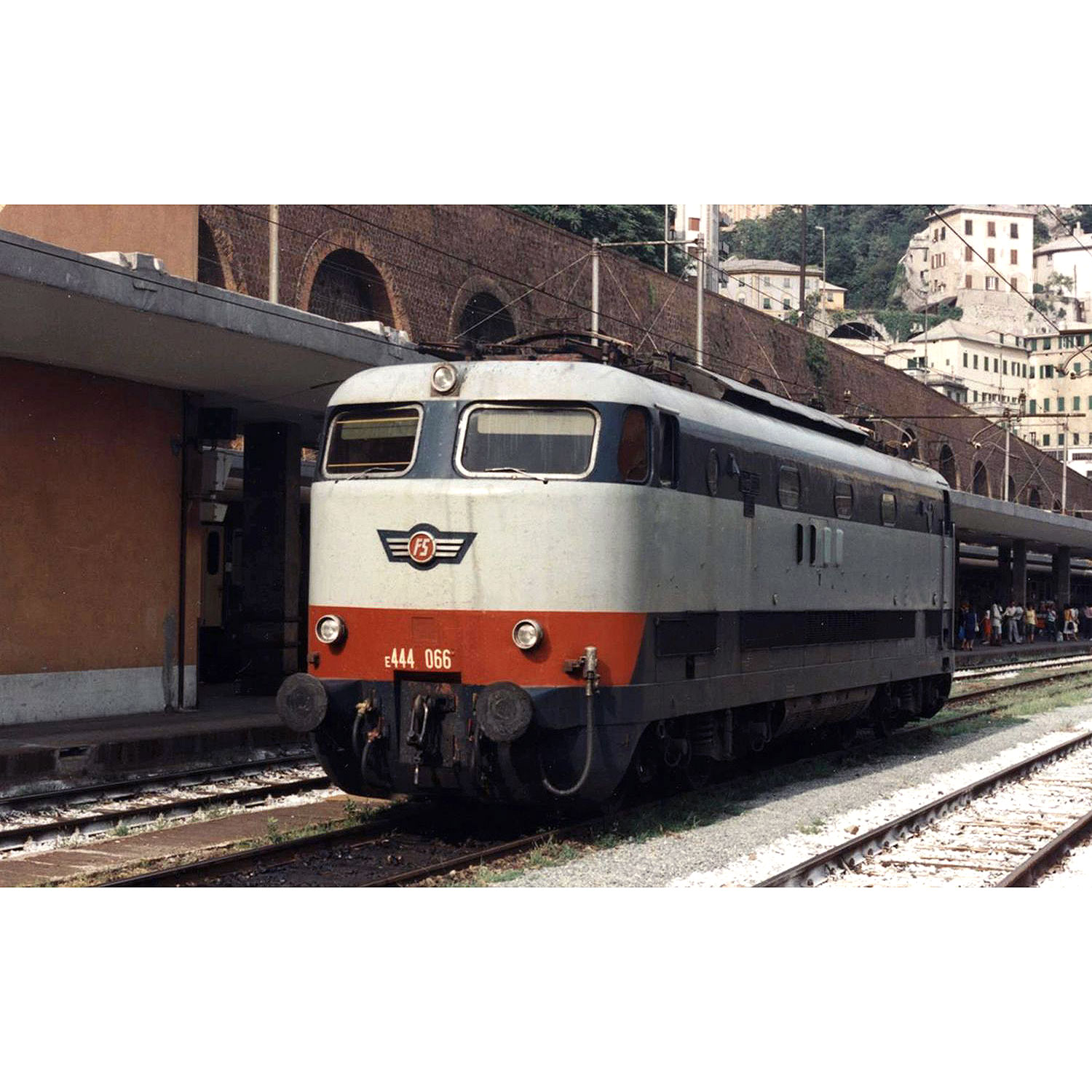 【仮予約】 EL class E 444 2次車 赤ストライプあり FS Ep4 Ep5